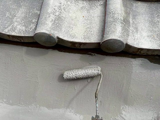 加古川市　谷板金の重ね塗りをていねいに行う様子